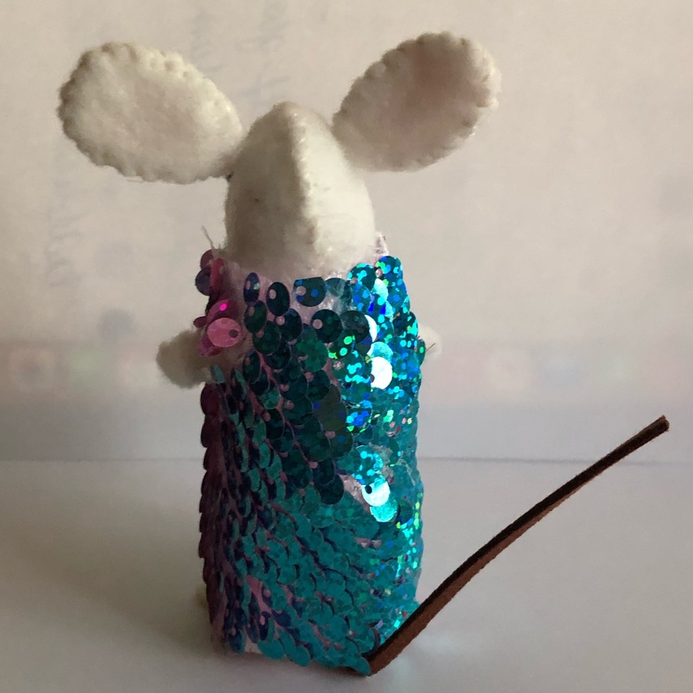 Play Dress Up felt mouse Art Doll hand-sewn sequin dress blue pink sparkle - Picture 7 of 8